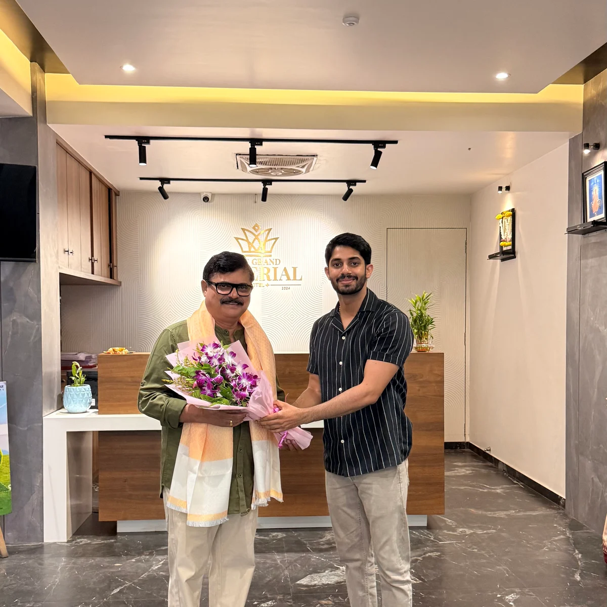 Bharat Ganeshpure visiting RK’s Family Restro